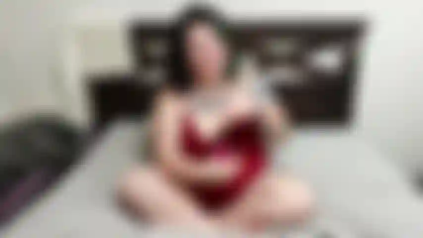 Sto cercando di decidere quale buttplug sia il mio preferito. Guarda da vicino il mio processo di selezione. Tappando, spalancando, ammiccando, spingendoli fuori e ripulendoli nella mia bocca.