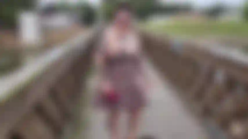 Il ponte sospeso è schifoso! Oggi sono uscita per una passeggiata intorno al lago e ho attraversato di corsa questo ponte pulito. Ovviamente ho tirato fuori la mia fidata vibrazione da coniglio e ci ho spruzzato sopra del succo di figa! Voglio dire, quanto spesso riesci a squirtare su un ponte vecchio di 150 anni?