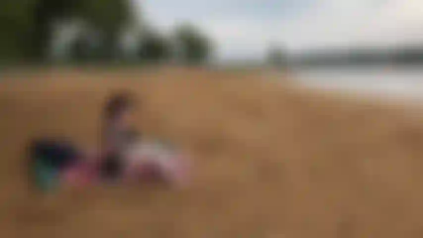 Squirta nella sabbia! Era bel tempo per godermi una giornata in spiaggia. Ho trovato un bel posto appartato dove passare un po' di tempo con la mia bacchetta magica! Ho schizzato sulla mia coperta da spiaggia!