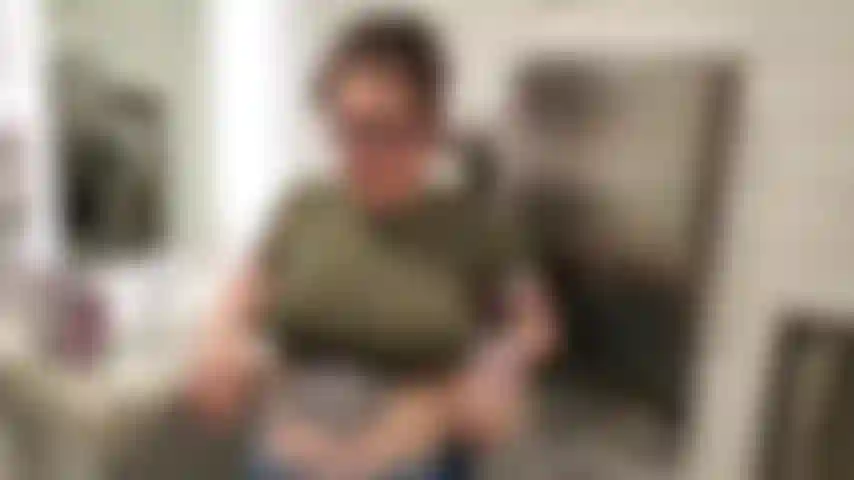 Mi sono così eccitata mentre ero al negozio, mi sono fermata in bagno e ho tirato fuori la mia fidata atmosfera. Proprio lì sul pavimento sporco ho toccato e scopato la mia figa grassa e pelosa finché non ho fatto esplodere diversi schizzi di succo di ragazza attraverso la stanza. Pulisci il corridoio 69!