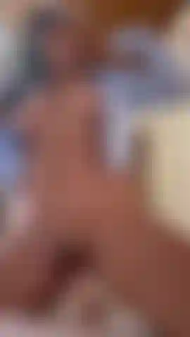 Cavalcando il tuo grosso cazzo... Guardami squirtare.