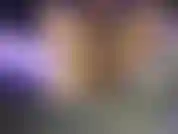 Stuzzicare il feticismo del piede con l'olio in topless.