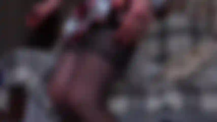 Il mini-kilt gioca con un dildo a raggi x: ti stuzzico con il mio accento britannico, calze e reggicalze, mutandine di raso, sollevo il mio mini kilt con le dita della figa, ti mostro il mio grande clitoride, parlo sporco e gioco con un dildo trasparente ai raggi x.