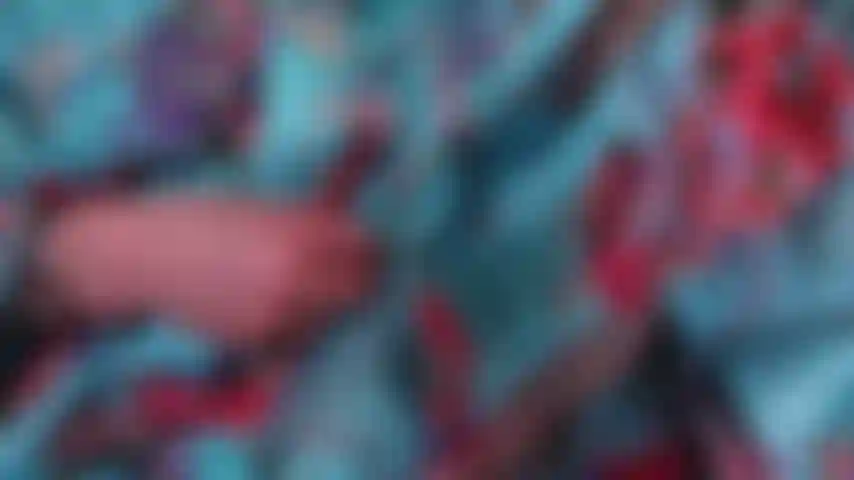 L'orgasmo della veste cinese. Aprendo la mia vestaglia cinese mi sdraio dando una buona visuale dei piccoli seni e capezzoli impertinenti, sditalino il mio grande clitoride fino all'orgasmo, finendo con un po' di gioco con un dildo di vetro nella mia figa succosa post orgasmo. Sdraiati e divertiti.