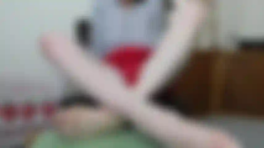 La minigonna rossa raggiunge il massimo dell'orgasmo, le ginocchia in fuori mi alzo la gonna per toccarmi fino all'orgasmo - rivelare i seni piccoli. Finisco con la telecamera per mostrare il mio grosso clitoride, poi uso un dildo realistico sulla mia figa bagnata.