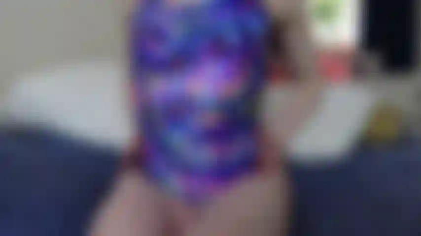 Metto in mostra il costume da bagno, spingo da un lato per giocare con la diteggiatura della figa, il clitoride, la penetrazione realistica del dildo.