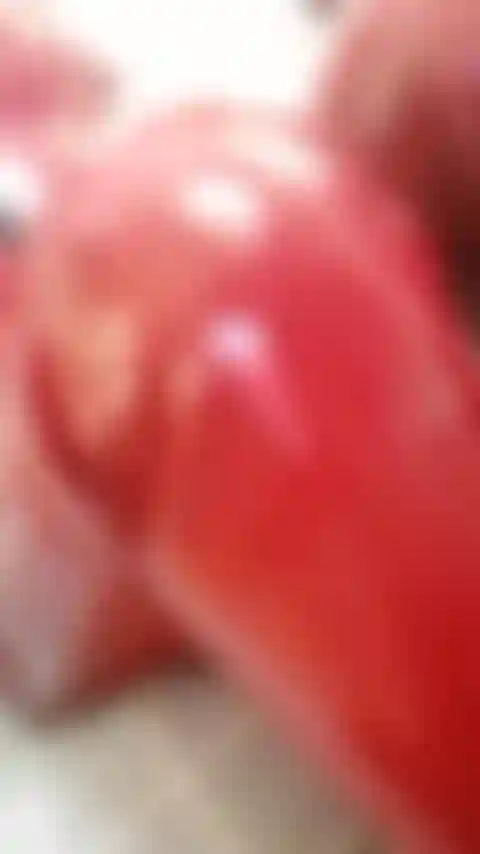 Tieni stretta la figa con le dita in versione corta in pvc rosso.