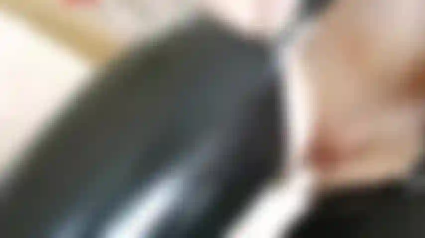 Un piccolo dildo di gelatina nera gioca in posizione pt, lattice s&s, guanti in lattice.