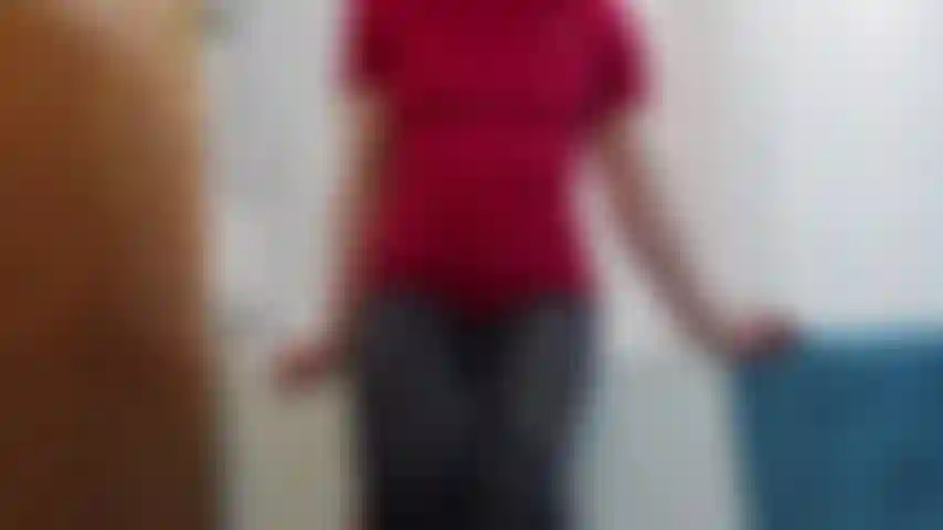 Il mio allenamento post-allenamento - in abbigliamento sportivo mi tolgo i leggings da palestra attillati e il perizoma rosa mi giro per cavalcare un dildo sul bordo della vasca.