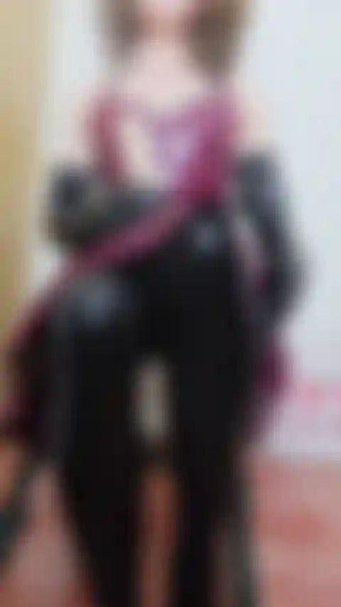 Sega in lattice su dildo, indosso calze in lattice nero, vestito in lattice color prugna, guanti in lattice molto lunghi con accento britannico, ti parlo attraverso la tua sega joi.