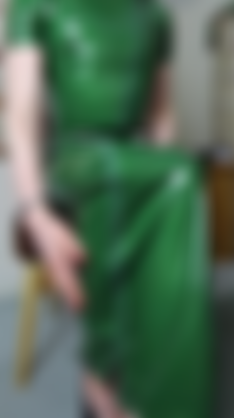 Il vestito in lattice verde di dicembre si apre per giocare con la figa e cavalcare un dildo in diverse posizioni.