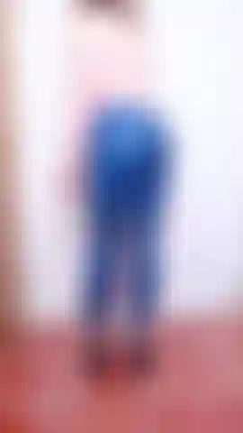 Mistress latex nightshade, tanti suoni asmr in lattice, dominazione femminile, adorazione del lattice, adorazione delle gambe e del culo che fa roteare il mio culo vestito di lattice, mostrando le mie gambe tornite e il sedere sodo. Indosso un top in lattice, mi giro per indossare guanti in lattice neri - primi piani di mani guantate in lattice.