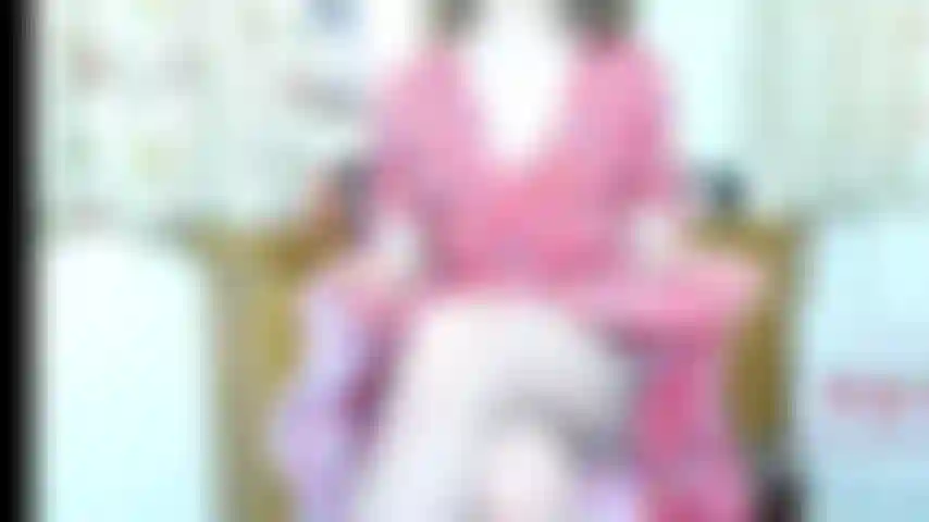 Summer lovin joi - si avvicina l'estate in una giornata calda, nel mio abito a portafoglio retrò, calze nude con un breve accenno di top a calza, ti regalo il tuo love lovin' joi estivo. Segui le mie mani, segui la mia voce mentre accarezzo il dildo marrone guidandoti in un conto alla rovescia.