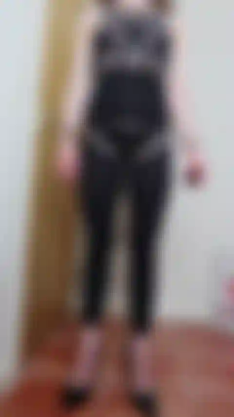 Un video di dominazione bdsm; indossando il mio bodystocking di nylon nero attillato ti istruisco con accento britannico sull'adorazione di gambe e culo con una presentazione di ballgag alla fine.