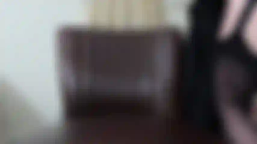 Le gambe dell'orgasmo del fine settimana si aprono per i piccoli seni della telecamera in vista, mi dito fino all'orgasmo, vedo il mio grande clitoride alla fine.