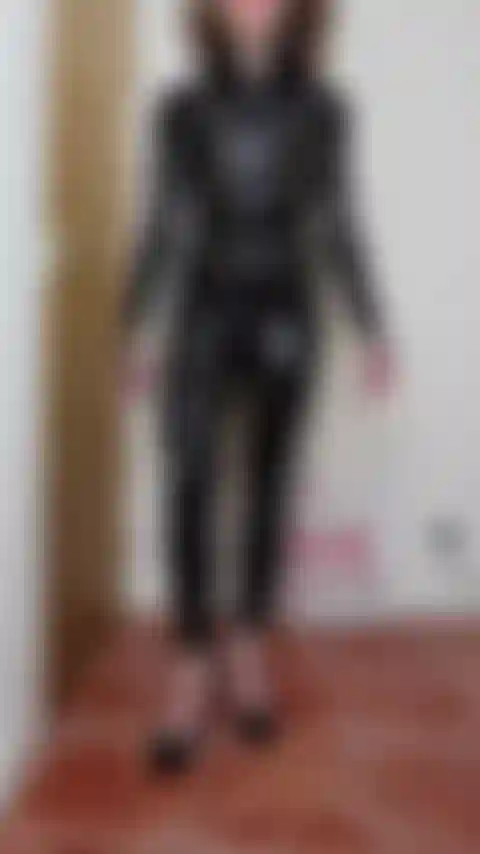 Catsuit in lattice strapon versione 1 - domme mistress mette il suo strapon sopra la sua catsuit in lattice.