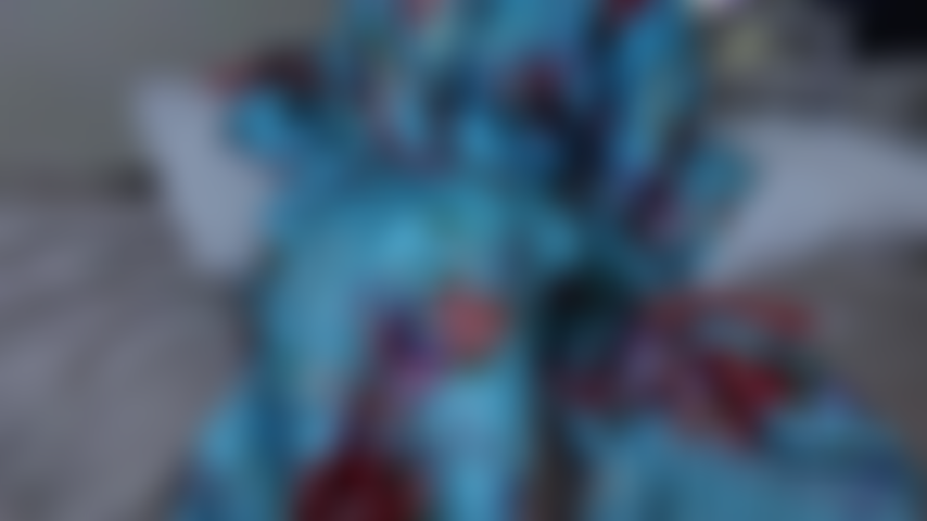 Abito cinese con orgasmo scarlatto - scarto l'abito cinese in raso per rivelare lingerie in raso rosso scarlatto, calze rosse, labbra rosse, smalto rosso, tolgo il reggiseno morbido, spingo di lato le mutandine di raso rosso e mi guardo mentre mi infilo un dito fino all'orgasmo, finisco di infilarmi in un sottile dildo.