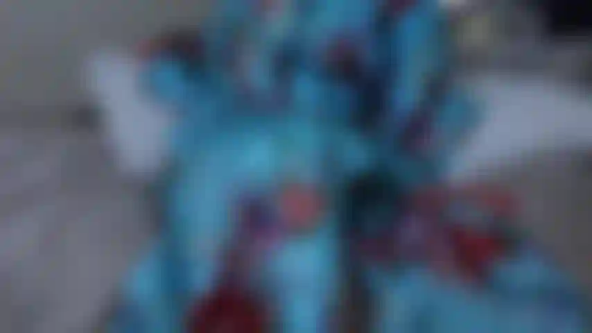 Abito cinese con orgasmo scarlatto - scarto l'abito cinese in raso per rivelare lingerie in raso rosso scarlatto, calze rosse, labbra rosse, smalto rosso, tolgo il reggiseno morbido, spingo di lato le mutandine di raso rosso e mi guardo mentre mi infilo un dito fino all'orgasmo, finisco di infilarmi in un sottile dildo.