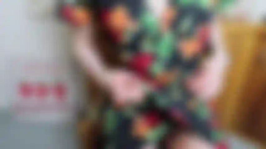 Il perizoma basco di rose rosse scivola di lato per stimolare la diteggiatura del clitoride, l'atmosfera, infila un dildo di vetro nella fotocamera canon ad alta risoluzione della figa.