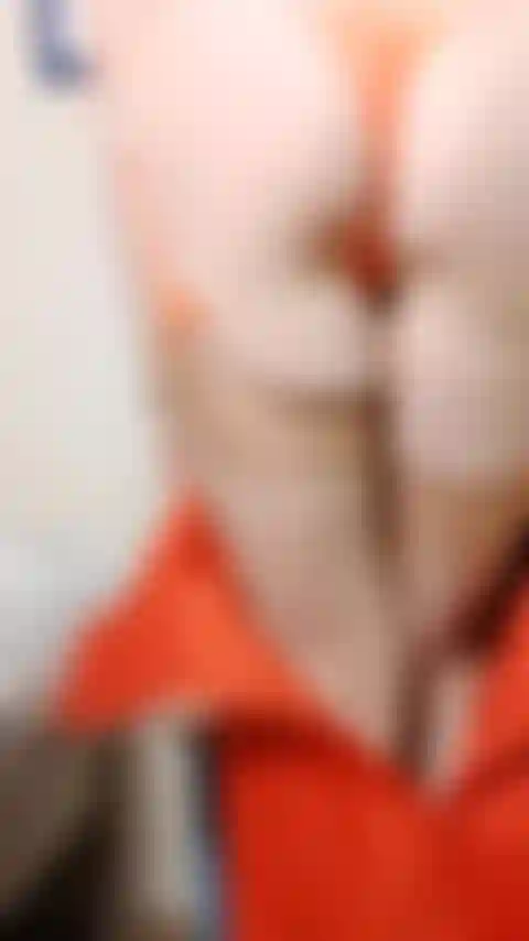 Mi spoglio ad alta visibilità con un vestito arancione anni '50, lingerie, indosso calze, tacchi a spillo. Gioco con la fica, dildo da dietro, cavalca un dildo sulla sedia dietro e davanti.