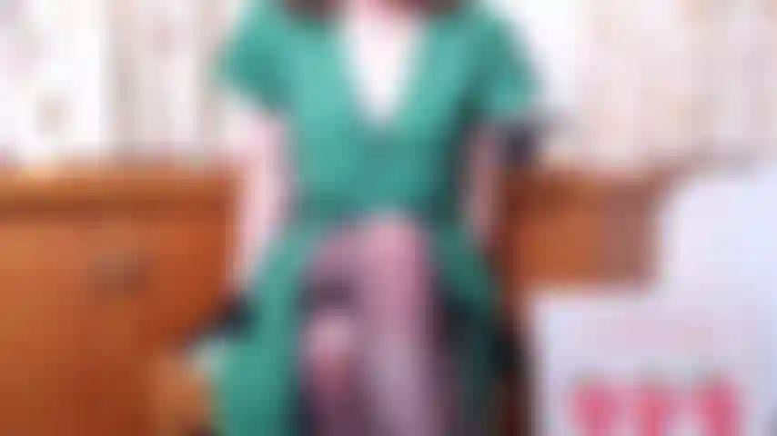 Dopo 8 guanti di raso nero_hj (dildo marrone), grazie per la bella serata, guanti di raso nero lunghi fino al polso, vestito elegante, calze nere, ti faccio una sega (dildo marrone), ascolta il mio accento britannico che ti parla attraverso la tua hj termina con il conto alla rovescia joi.