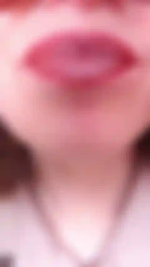 Una delle cose che preferisco fare è fare un pompino, con la telecamera in primo piano del mio vibratore marrone che succhia le labbra, la lingua, un po' di chiacchiere sporche con il mio accento britannico, il colletto della camicetta di raso in vista.