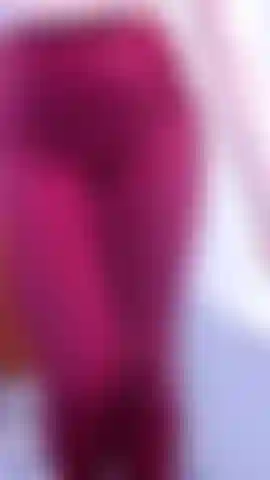 I leggings wriggle wriggle parte 1 vengono messi in mostra dal lungo video wriggle wriggle. Completamente vestita, metto in mostra le mie gambe e il mio culo con leggings e tacchi attillati rosso scuro (non visti), presto mi arrapo, quindi metti la mano dentro i leggings.