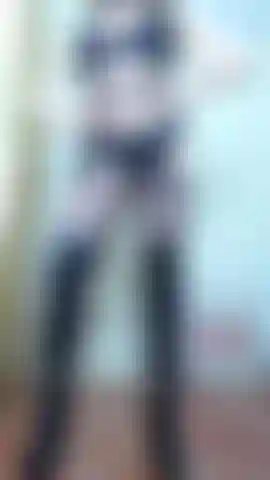 Piccola e insignificante, un video femdom in pelle - dal punto di vista sub, guarda i miei stivali alti fino alla coscia, la mia calzamaglia a rete mentre ti domino. Ti dico che sei piccola e insignificante, tu adori i miei stivali, il mio culo, poi mi ammiro mentre indosso il mio lungo cappotto di pelle, pronta a partorire.