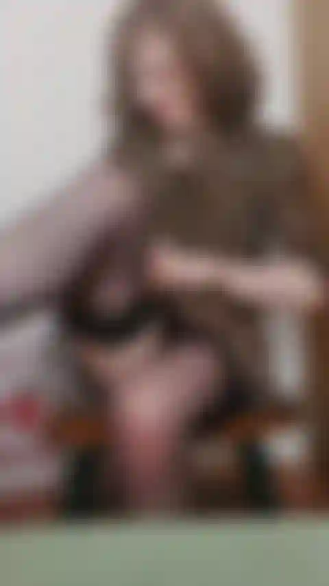 Adorazione dei piedi, feticismo del piede - le calze si staccano per le suole dei piedi nudi, le dita dei piedi vicino alla telecamera.