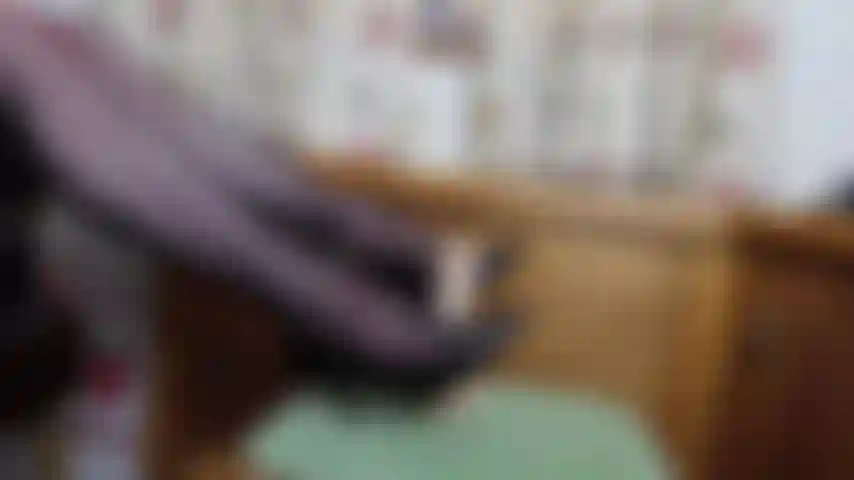 Lavoro con i piedi su un dildo realistico, accento britannico, parlo attraverso uno stiletto nero, calze di nylon nere per finire.