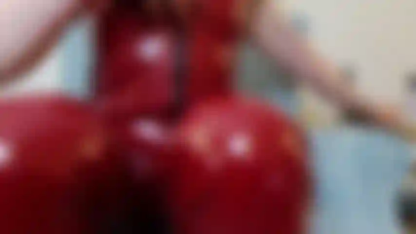 Tieniti stretta la tuta rossa in pvc che tocca la figa fino all'orgasmo con una telecamera ad alta definizione.
