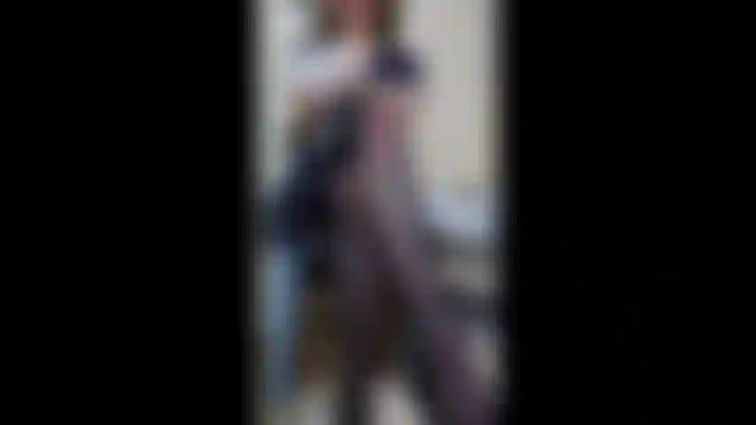 Prim e una vera e propria sega con guanto di raso bianco (dildo), nel mio abito estivo calze blu scuro indosso guanti di raso bianco per portarti (dildo) attraverso una sega joi per finire.