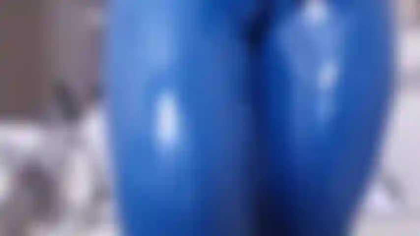 Trucco con il guanto da orgasmo in lattice blu: orgasmo con leggings e gilet in lattice blu, leggings apribili per toccare il clitoride fino all'orgasmo. Dopo l'orgasmo guardami mentre infilo uno dei miei guanti in lattice nella mia figa post-orgasmo.
