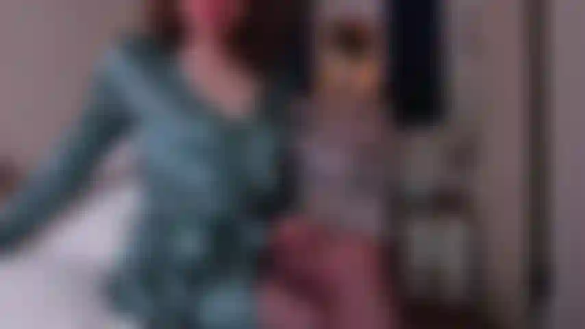 Un decoratore che incentiva il gioco di ruolo; soddisfatto del tuo lavoro come decoratore, ti invito nella mia camera da letto per masturbarmi guardandomi mentre mi spoglio e poi mi sditalino fino all'orgasmo.