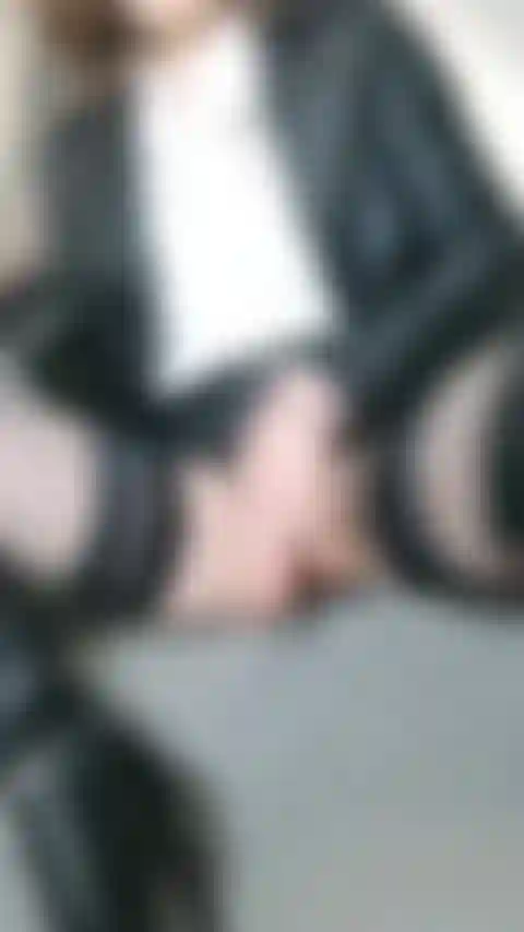Stivali alla coscia in pelle da ragazza rock del fine settimana, camicia bianca, gonna e giacca di pelle, gambe aperte che giocano con le dita e un dildo di vetro nella tromba delle scale.