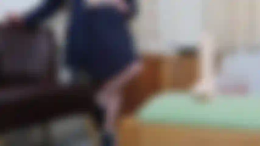 Sega con i piedi in nylon con scarpe piatte brogue blu, eccomi qui per darti il ​​​​tuo lavoro con i piedi, slaccia le mie scarpe basse blu, rimuovi i calzini bianchi per accarezzare il tuo cazzo (dildo) con i miei piedi nudi con le calze - adoro giocare con il tuo cazzo con i miei piedi joi con i piedi e la voce al tuo sperma.