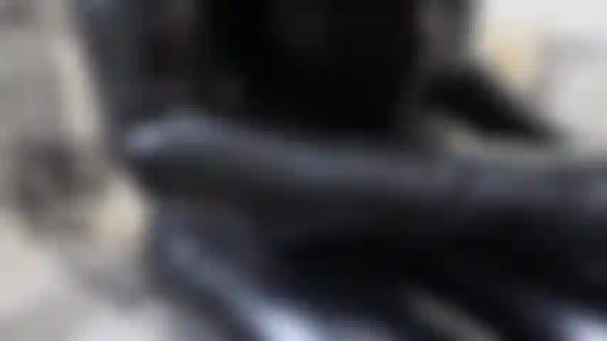 Un orgasmo in lattice lunghi guanti e leggings in lattice nero, apro i leggings per giocare con la mia figa. Togliendomi i guanti, dito il mio grosso cli fino all'orgasmo - la padrona finì soddisfatta.