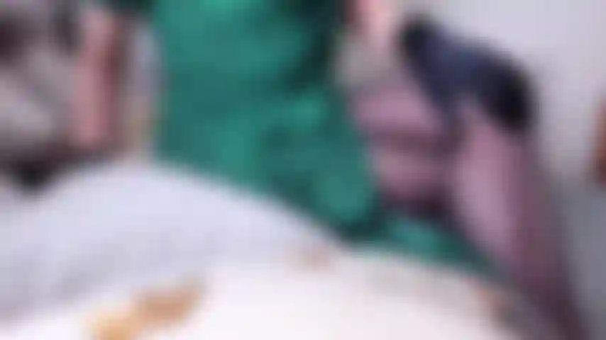 After-8 la mia signora si diverte elegante con guanti di raso, guardami mentre scarto il vestito per giocare con la mia figa attraverso guanti di raso, mutandine di raso, rimuovendo i capezzoli della lingerie in mostra per portarmi all'orgasmo.