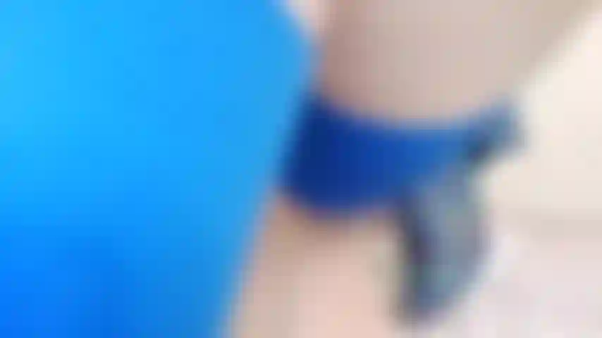 Le calze con cuciture blu gambe in aria, mostrando il culo, la figa con le dita, il dildo di vetro.