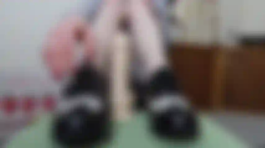 Lavoro con i piedi preppy in minigonna, togliendo scarpe piatte allacciate, unghie dei piedi rosse visibili attraverso le mie calze color crema, faccio un lavoro con i piedi al dildo.