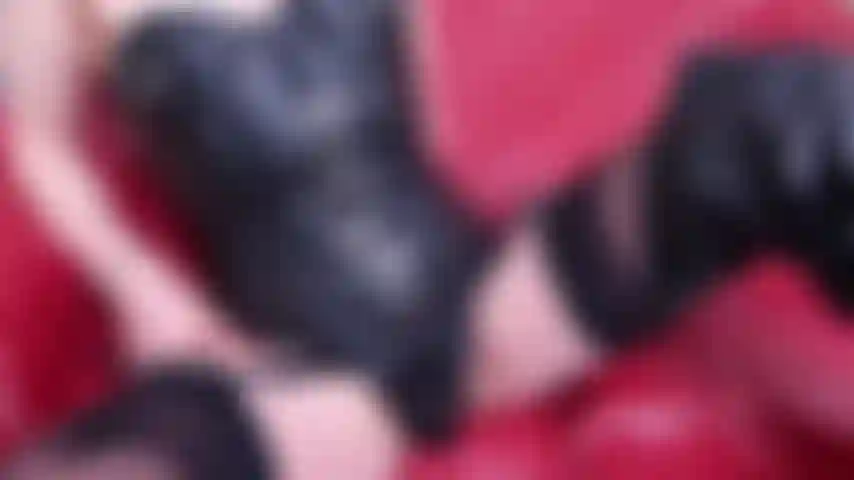 Ho l'orgasmo del corsetto con fibbia in pelle. Corsetto di pelle, stivali alla coscia, calze nere e reggicalze, slaccio il perizoma di pelle per toccare il mio clitoride fino all'orgasmo.