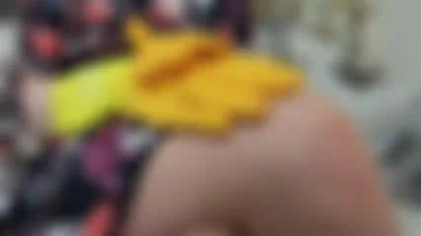 Orgasmo di calendula nel mio vestito retrò anni '50 alzo la gonna, calze con cuciture a contrasto mi dito fino all'orgasmo indossando guanti lavabili di calendula - vedo la mia figa diventare più rosa e bagnata fino all'orgasmo. Finisco di mostrare alla telecamera i miei succhi di figa sui guanti.