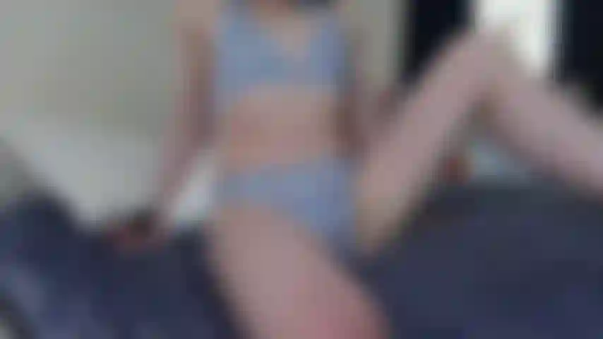 Battezzo il mio bikini, slego la parte superiore per rivelare i miei piccoli seni, mi appoggio all'indietro spostando i pantaloni di lato per toccarmi fino all'orgasmo, quindi mostrare alla telecamera il mio grande clitoride e la figa bagnata post orgasmo.