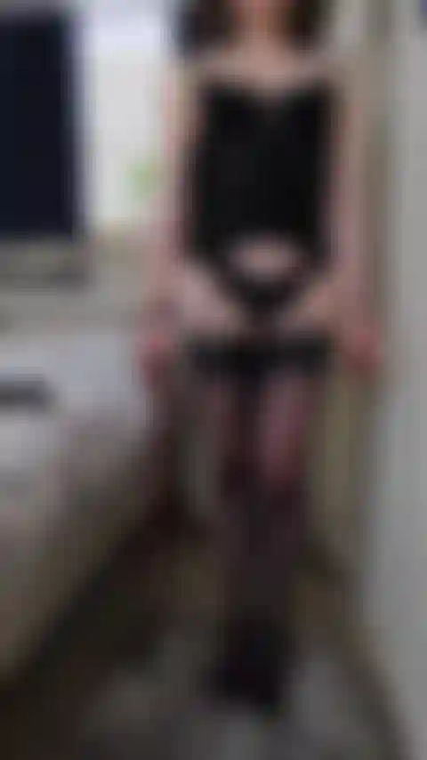 Padrona di pasqua basco nero, calze e bretelle mostrano la tua devozione nella tua adorazione, la padrona ti parla attraverso il tuo conto alla rovescia joi del trattamento pasquale.