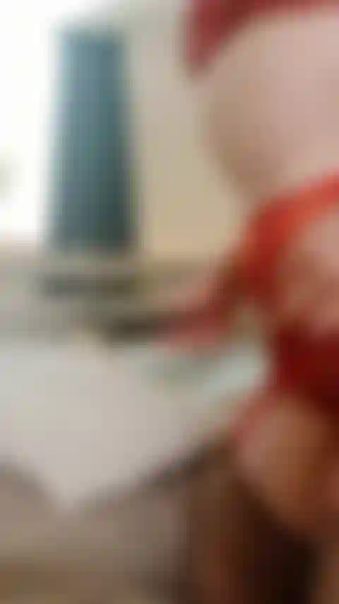 Un dildo di vetro per riscaldarmi, poi un giro con un dildo realistico e scuro più grande.