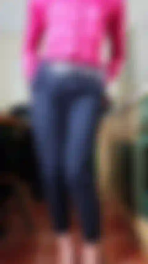 Un topo in un gioco di ruolo in cucina, ruth si spoglia per chinarsi per prendere il cazzo del tuttofare (dildo). Primo piano del culo.