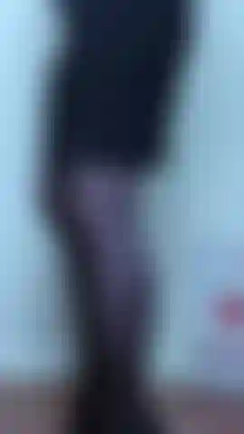 Adorazione del culo per la tua vista sadomaso dal ginocchio (dalla caviglia alla vita) - la padrona ruth ti parla con il suo accento britannico mentre si toglie il vestito nero per mostrare il culo con calze nere e perizoma, adora il suo culo abbastanza da rivelare il cinturino nero che vuole da usare nel tuo culo.