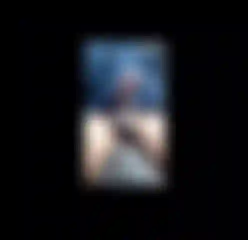 In piedi sul letto a guardare porno finché non vengo forte tutto su di te.