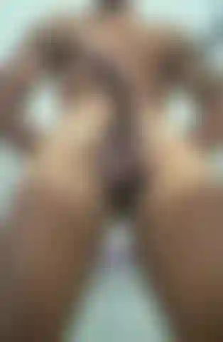 Ragazzo abbronzato che si masturba di nascosto 🤤.