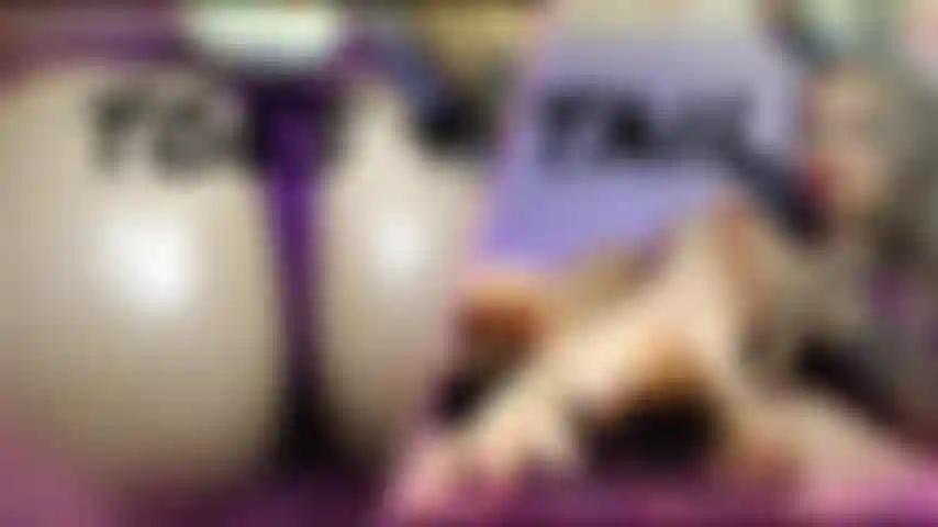 Con le dita e la coda da coniglio.